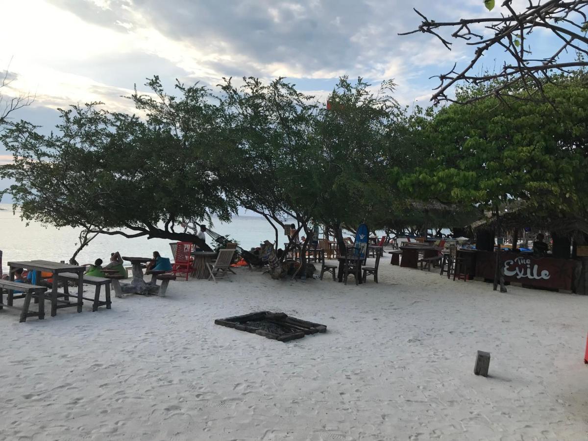 The Exile Sunset Bar & Bungalow Gili Trawangan Exterior photo
