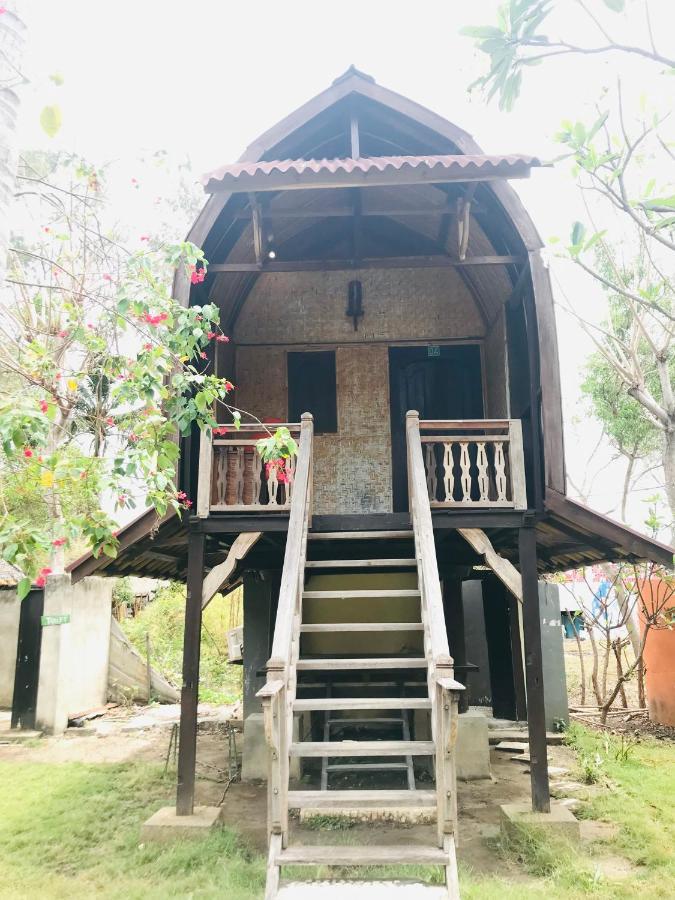 The Exile Sunset Bar & Bungalow Gili Trawangan Exterior photo