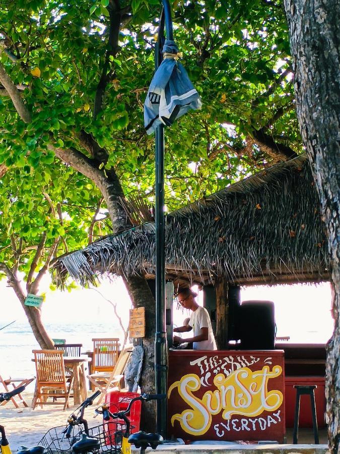 The Exile Sunset Bar & Bungalow Gili Trawangan Exterior photo